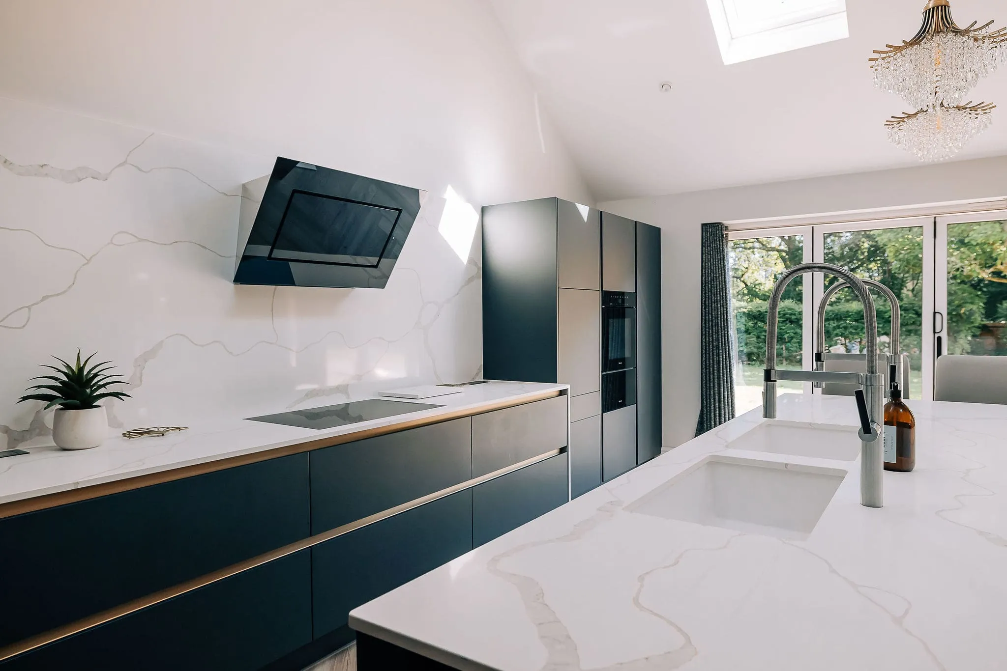 Classic-White-Quartz-worktop-in-Calacatta-Grigio
